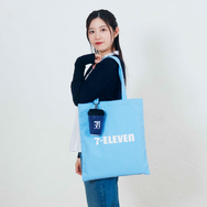 「セブン‐イレブン」人気商品をグッズ化した「Happyくじ」が3月13日発売！巨大なからあげ棒ぬいぐるみや、“金”シリーズのブランケットなどユニーク