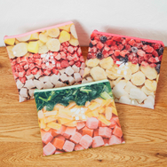 「セブン‐イレブン」人気商品をグッズ化した「Happyくじ」が3月13日発売！巨大なからあげ棒ぬいぐるみや、“金”シリーズのブランケットなどユニーク