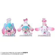 桜餅みたいな「初音ミク×シナモロール」に癒される！ アクスタとぬいぐるみを合わせて飾れる「アクぬい」がプライズ景品に