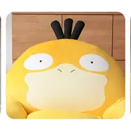 『ポケモン』のコダックが、もっちもちのソファになった！ 包み込まれるような座り心地に癒される