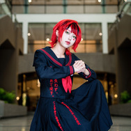 同イベントマスコットキャラ「愛ちゃん」のコスプレをするステージMC