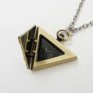 「遊戯王」新作コラボアイテムのこだわりが凄い！「千年パズル」懐中時計はじめ、遊戯と海馬の象徴的な要素を盛り込んだブーツなど全5商品