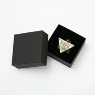 「遊戯王」新作コラボアイテムのこだわりが凄い！「千年パズル」懐中時計はじめ、遊戯と海馬の象徴的な要素を盛り込んだブーツなど全5商品