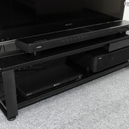 エレコムのラック「PDR-SUL1200BK」に設置するとこんな感じ。実際には42V以下用の製品だ。 エレコムのラック「PDR-SUL1200BK」に設置するとこんな感じ。実際には42V以下用の製品だ。