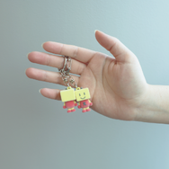 ふわふわで可愛いカイロソフトのマスコット「カイロくんキーホルダー」がジワ売れ中―「1000個作っちゃったから残りわずか880個くらい」