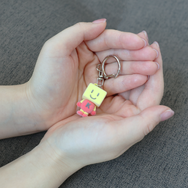 ふわふわで可愛いカイロソフトのマスコット「カイロくんキーホルダー」がジワ売れ中―「1000個作っちゃったから残りわずか880個くらい」