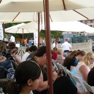 太陽の下、ニンテンドーDSでスケッチ大会-オーストラリアのユニークイベント