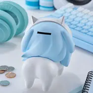 『勝利の女神：NIKKE』謎生物「SHIDORO」が大きめソフビ化！愛らしいフォルム、貯金箱として活用できる優れもの