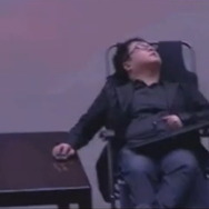 まさにスケールは中国・・・超巨大スクリーンでゲームを遊んだ男性 