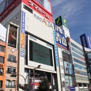 新宿東口に原寸大の雷狼竜ジンオウガが出現