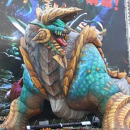 新宿東口に原寸大の雷狼竜ジンオウガが出現