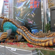 新宿東口に原寸大の雷狼竜ジンオウガが出現