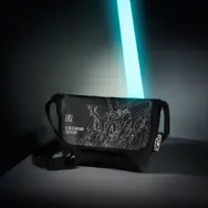 「Ξガンダム」が光を反射して輝く！メッセンジャーバッグが、メンズファッション誌「smart 2026年7月号」の特別付録に