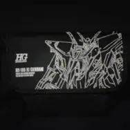 「Ξガンダム」が光を反射して輝く！メッセンジャーバッグが、メンズファッション誌「smart 2026年7月号」の特別付録に