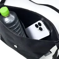 「Ξガンダム」が光を反射して輝く！メッセンジャーバッグが、メンズファッション誌「smart 2026年7月号」の特別付録に