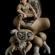 コミックス版「攻殻機動隊」が“手のひらサイズ”のプラモデル化！草薙素子、バトーがフチコマと一緒にたたずむ―クリアパーツの光学迷彩バージョンも