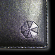 アンブレラ社のロゴ刻印の入った牛革カードケース―「e-CAPCOM特典」