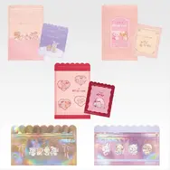 「リルアラモード」新作一番くじの全ラインナップ公開！ムースたち4人のマスコットや、お顔の刺繍が可愛いポーチなどを展開