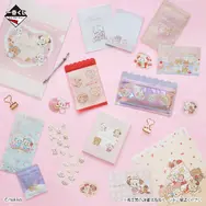 「リルアラモード」新作一番くじの全ラインナップ公開！ムースたち4人のマスコットや、お顔の刺繍が可愛いポーチなどを展開