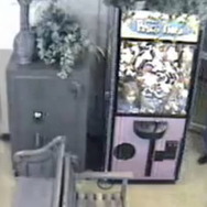 あまりにもキュートな景品に驚き、UFOキャッチャーから救出された少女 