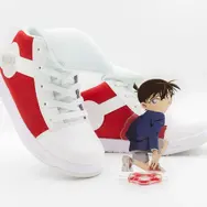 あの“キック力増強シューズ”が現実に…！「名探偵コナン」×「瞬足」コラボがアニメ30周年記念のアクスタ付きで再販