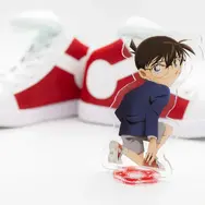 あの“キック力増強シューズ”が現実に…！「名探偵コナン」×「瞬足」コラボがアニメ30周年記念のアクスタ付きで再販