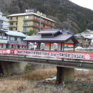 渋温泉にある撮影ポイントでは一瀬氏が撮影に協力してくれた。