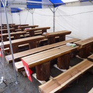 ニャン泉岩周辺には、模擬店が出されている。