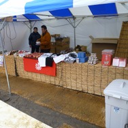 ニャン泉岩周辺には、模擬店が出されている。