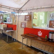 ニャン泉岩周辺には、模擬店が出されている。