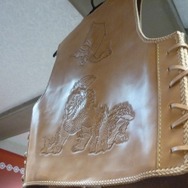 加工屋の中央には「リオレウス」と「ジンオウガ」が印刷された革ジャンが