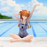 スク水姿が眩しい！「ヱヴァ」より「アスカ」プライズフィギュアが10月9日順次展開、座って伸びをするポーズで立体化