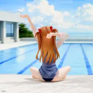 スク水姿が眩しい！「ヱヴァ」より「アスカ」プライズフィギュアが10月9日順次展開、座って伸びをするポーズで立体化