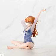 スク水姿が眩しい！「ヱヴァ」より「アスカ」プライズフィギュアが10月9日順次展開、座って伸びをするポーズで立体化