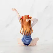 スク水姿が眩しい！「ヱヴァ」より「アスカ」プライズフィギュアが10月9日順次展開、座って伸びをするポーズで立体化