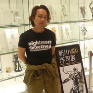 『MGS』のアートディレクター新川洋司による展示会が開催中、初日から多くのファンが駆けつける
