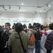 『MGS』のアートディレクター新川洋司による展示会が開催中、初日から多くのファンが駆けつける