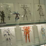 『MGS』のアートディレクター新川洋司による展示会が開催中、初日から多くのファンが駆けつける