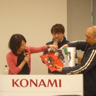 『MGS』のアートディレクター新川洋司による展示会が開催中、初日から多くのファンが駆けつける