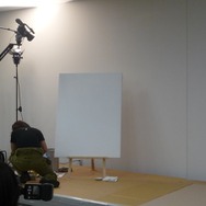 『MGS』のアートディレクター新川洋司による展示会が開催中、初日から多くのファンが駆けつける