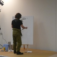 『MGS』のアートディレクター新川洋司による展示会が開催中、初日から多くのファンが駆けつける
