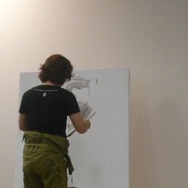 『MGS』のアートディレクター新川洋司による展示会が開催中、初日から多くのファンが駆けつける