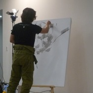『MGS』のアートディレクター新川洋司による展示会が開催中、初日から多くのファンが駆けつける