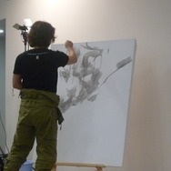 『MGS』のアートディレクター新川洋司による展示会が開催中、初日から多くのファンが駆けつける