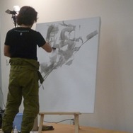 『MGS』のアートディレクター新川洋司による展示会が開催中、初日から多くのファンが駆けつける