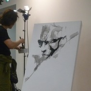 『MGS』のアートディレクター新川洋司による展示会が開催中、初日から多くのファンが駆けつける