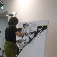 『MGS』のアートディレクター新川洋司による展示会が開催中、初日から多くのファンが駆けつける