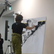 『MGS』のアートディレクター新川洋司による展示会が開催中、初日から多くのファンが駆けつける