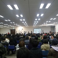 『MGS』のアートディレクター新川洋司による展示会が開催中、初日から多くのファンが駆けつける