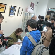『MGS』のアートディレクター新川洋司による展示会が開催中、初日から多くのファンが駆けつける